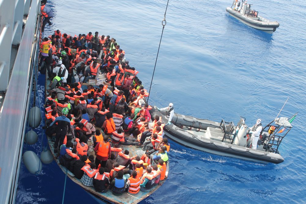 Bott mit Flüchtlingen im Mittelmeer