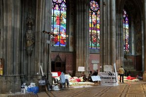 800px-Wien_-_Votivkirche;_Protestaktion_Flüchtlinge_und_Antifa-Aktivisten