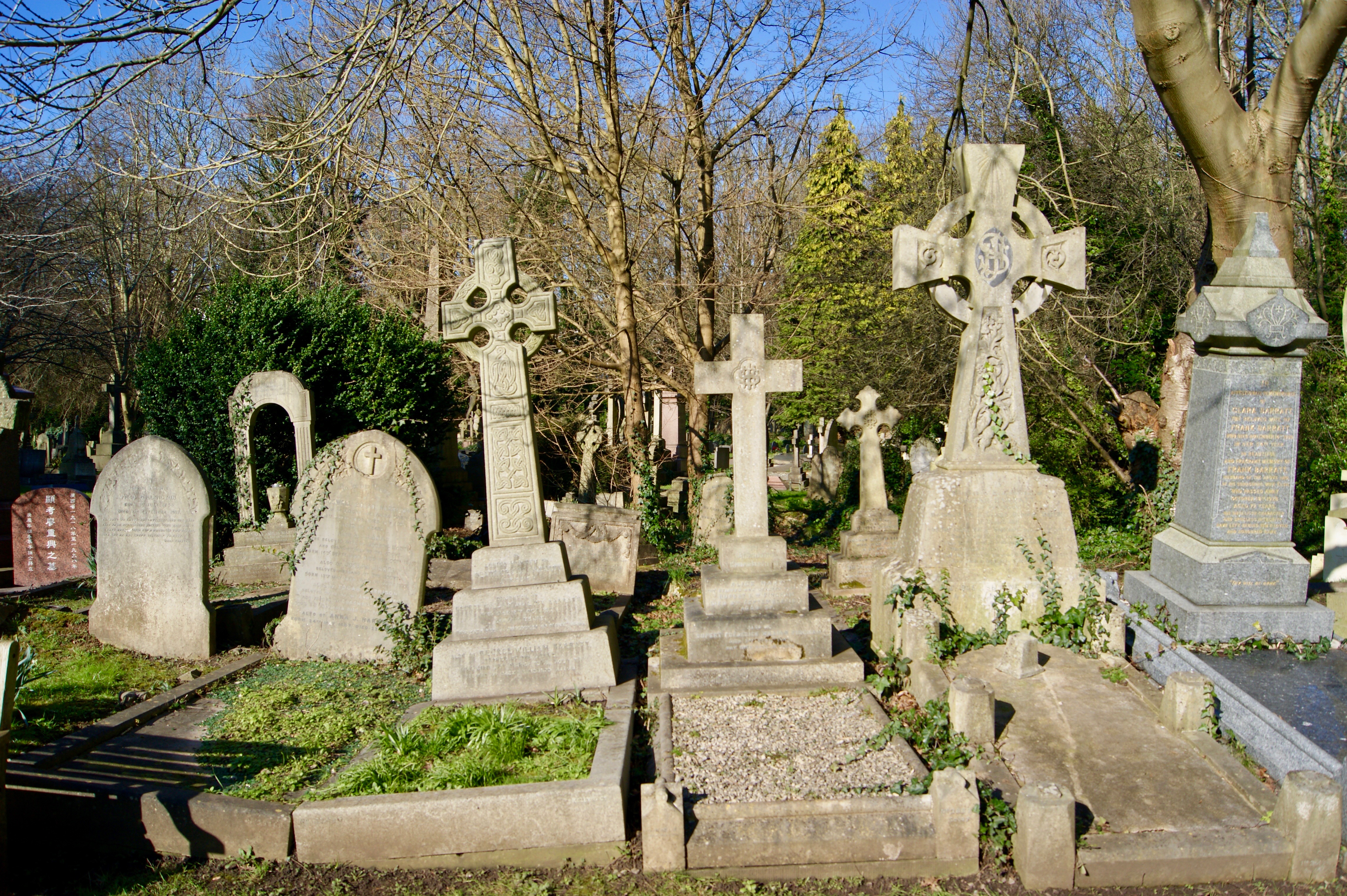 Verwilderte Grabsteine am Highgate Cemetery in London.