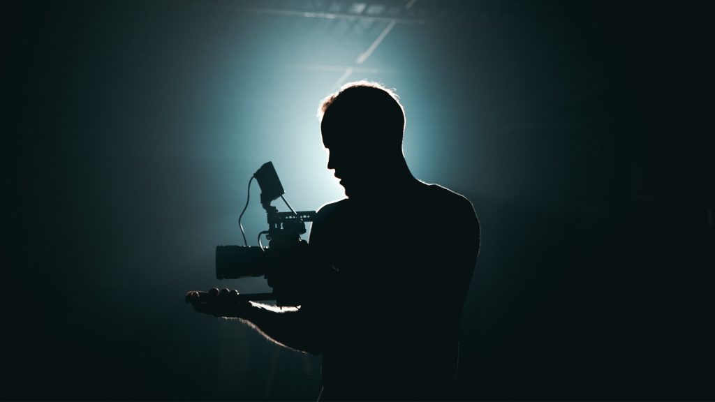 Silhouette eines Mannes mit Film-Kamera
