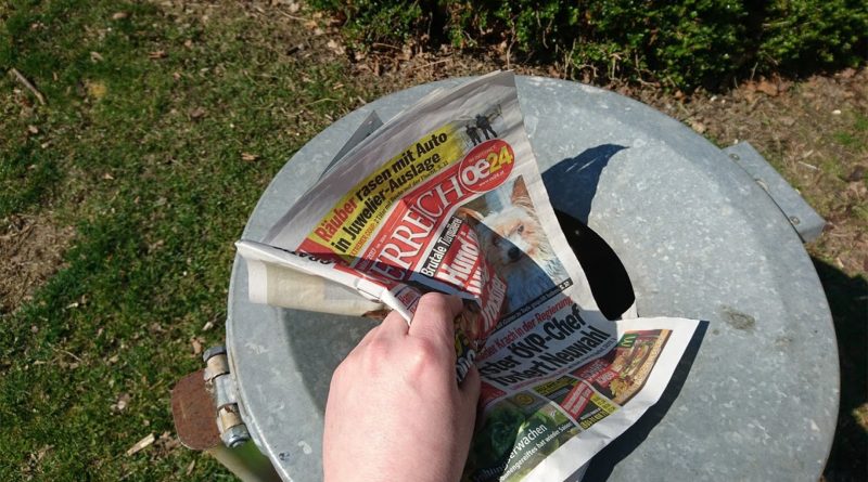 "Österreich"-Zeitung wird in den Müll geworfen