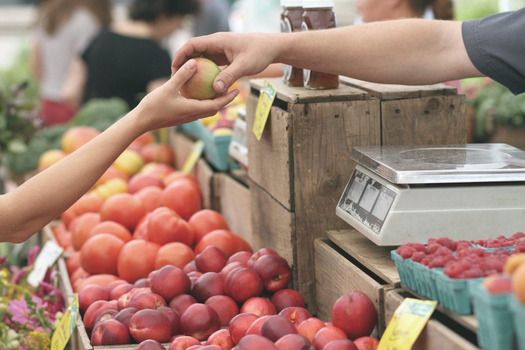 Apfelkauf am Bauernmarkt