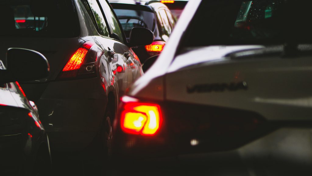 Detailaufnahme von Autos im Stau