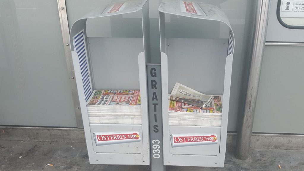 Zeitungsständer mit dem Boulevardblatt "Österreich"