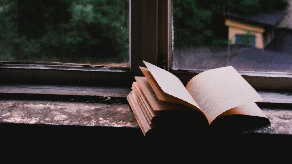Aufgeschlagenes Buch auf einer Fensterbank