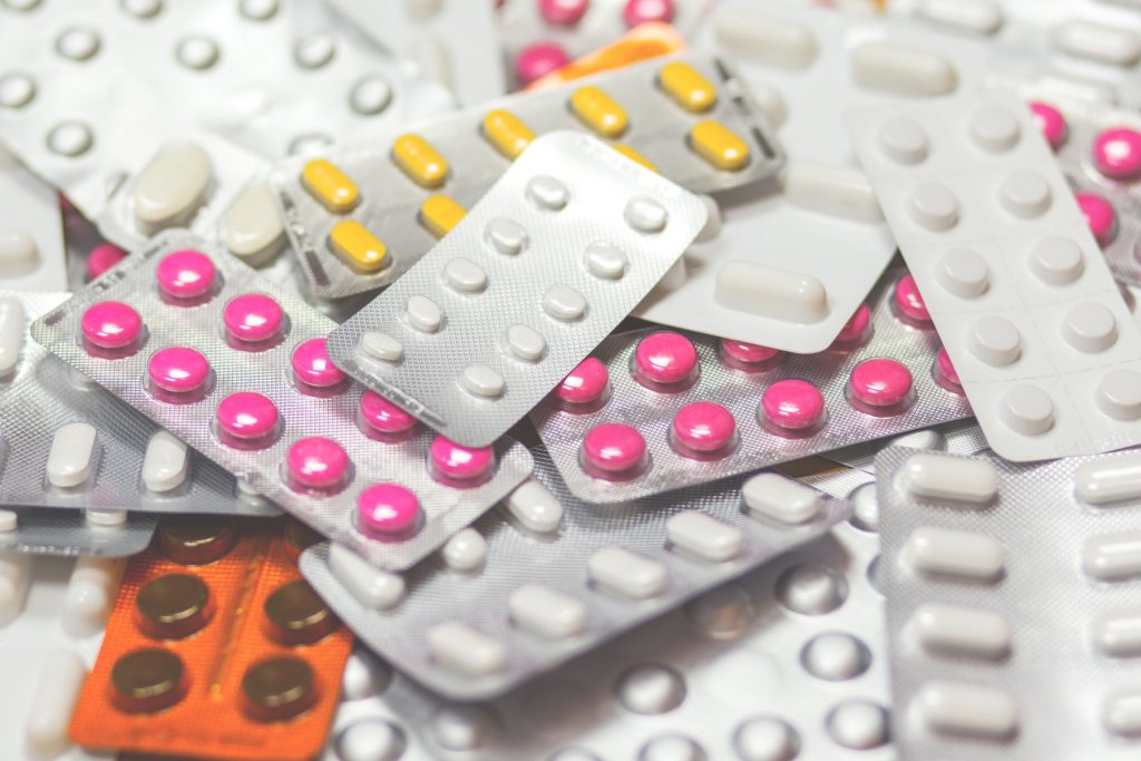 Tabletten auf einem Haufen