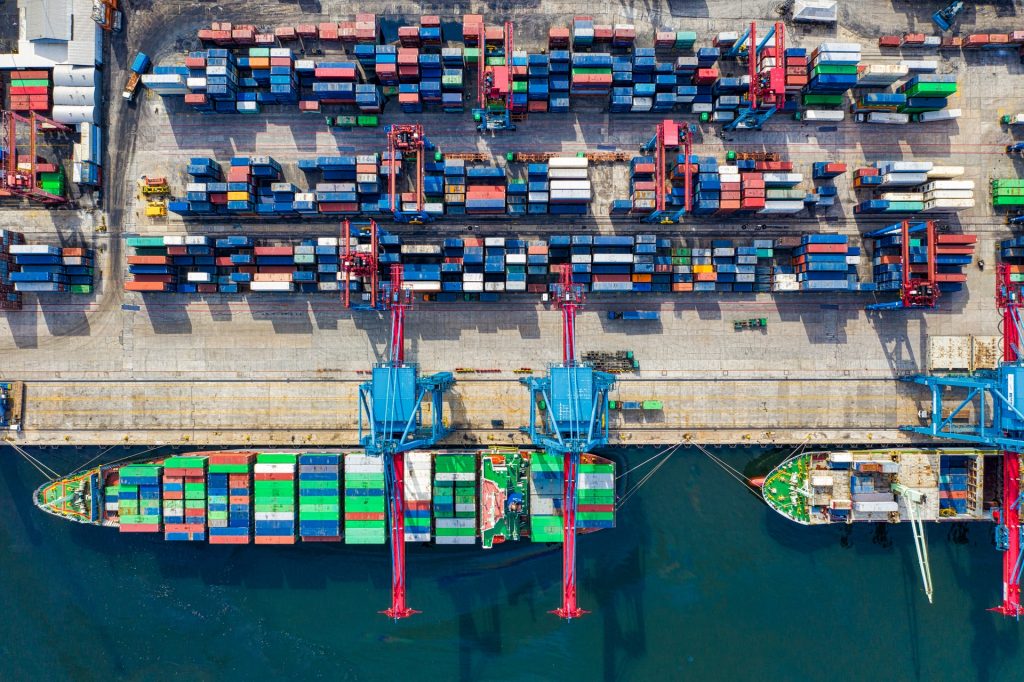 Hafen mit hunderten Containern