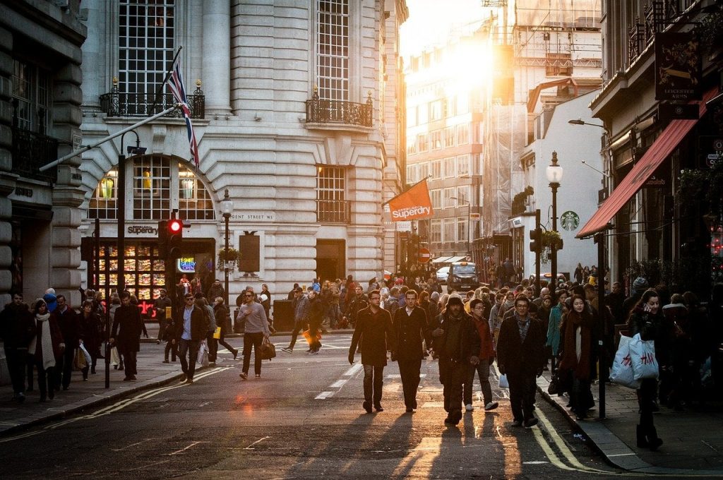 Einkaufsstraße zur goldenen Stunde