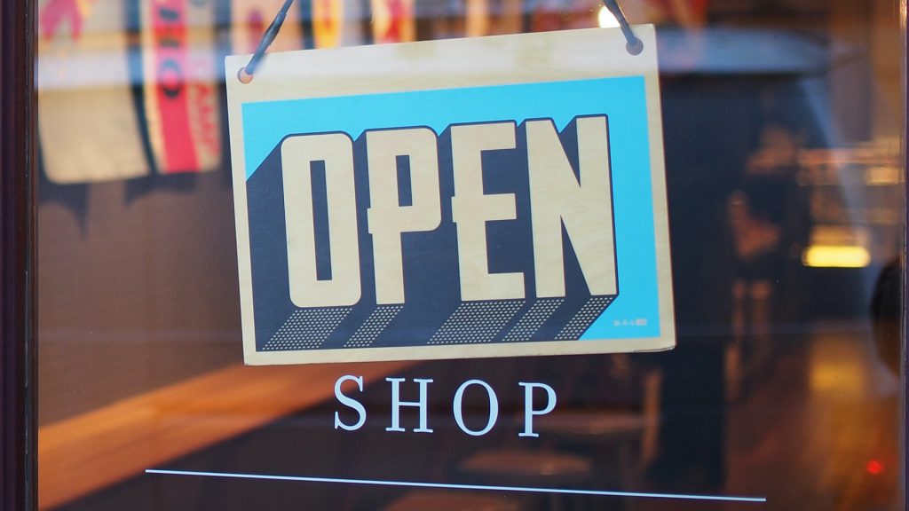 Schild an einer Tür: OPEN