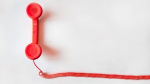 Ein roteer Telefon-Hörer mit Kabel