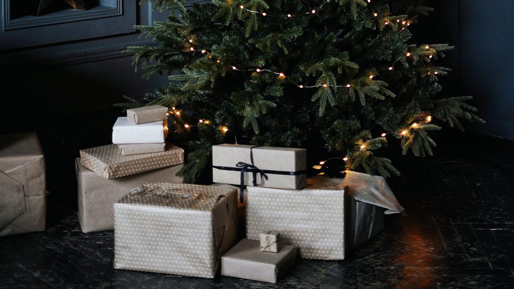 Schön verpackte Geschenke unterm Weihnachstbaum