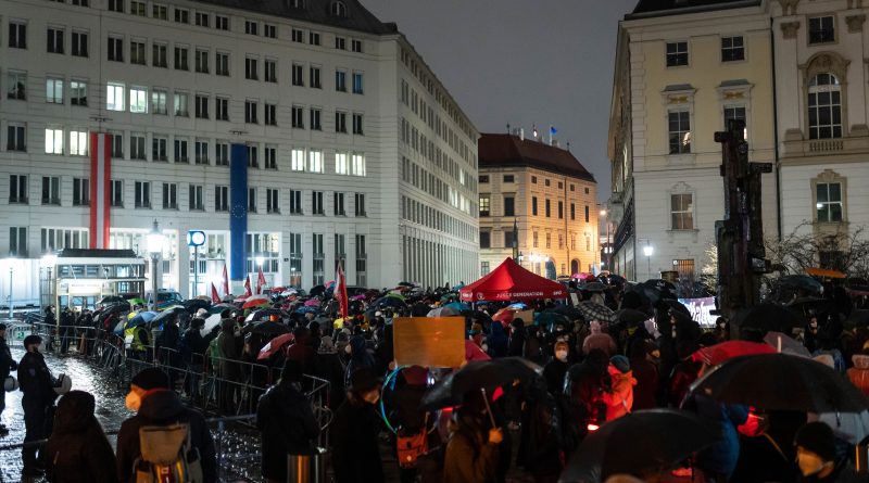 Demonstration am Minoritenplatz in Wien