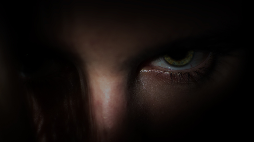 Ein Auge im Licht, restlicher Kopf im Schatten