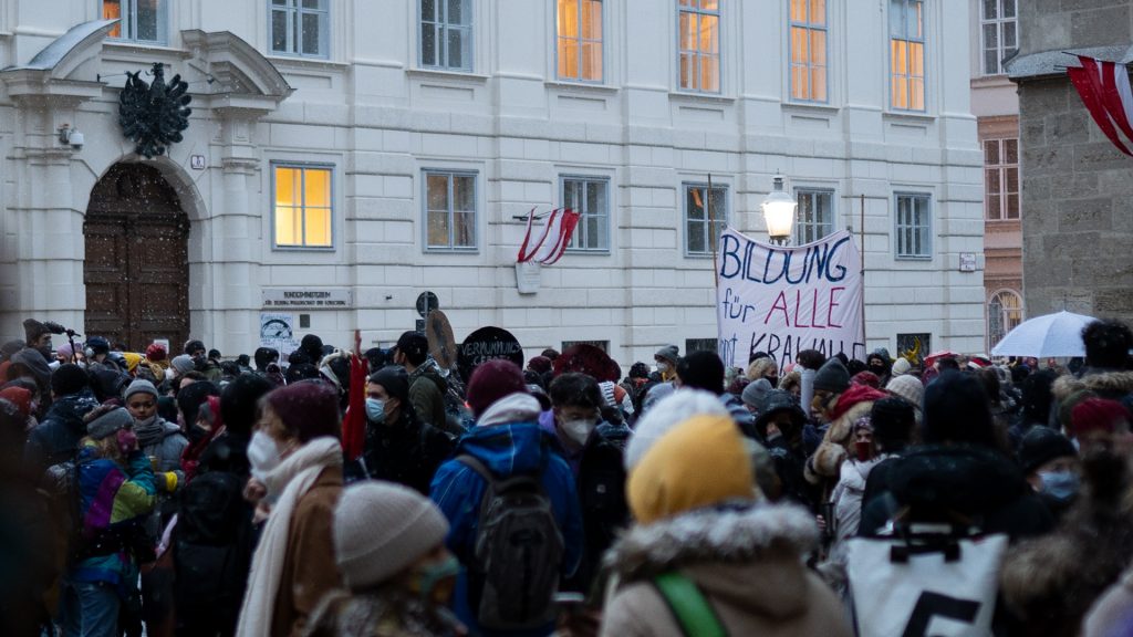 Menschenmenge vor dem Bildungsministerium