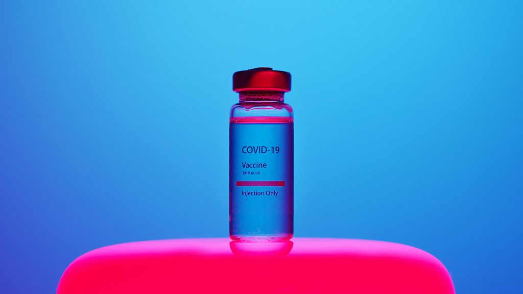 Dose mit der Aufschrift "Covid-19 Vaccine""
