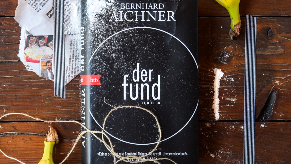 Das Buch Der Fund von Bernhard Aichner auf einem Holztisch