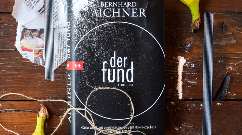 Das Buch Der Fund von Bernhard Aichner auf einem Holztisch