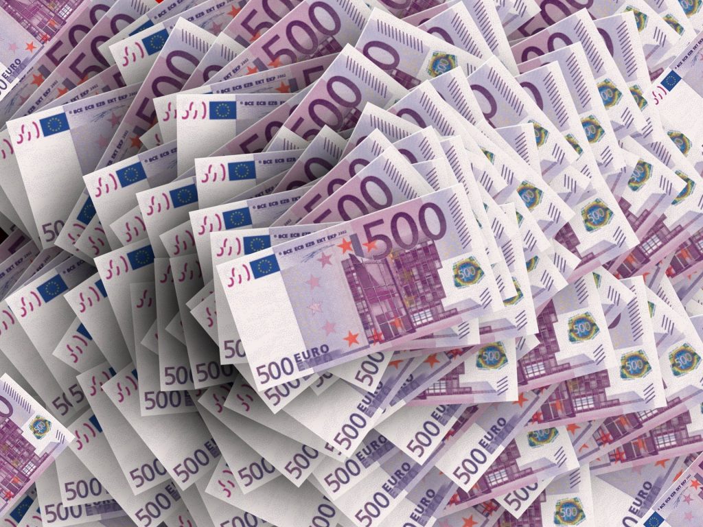 Vielen 500-Euro-Scheine auf einem Haufen