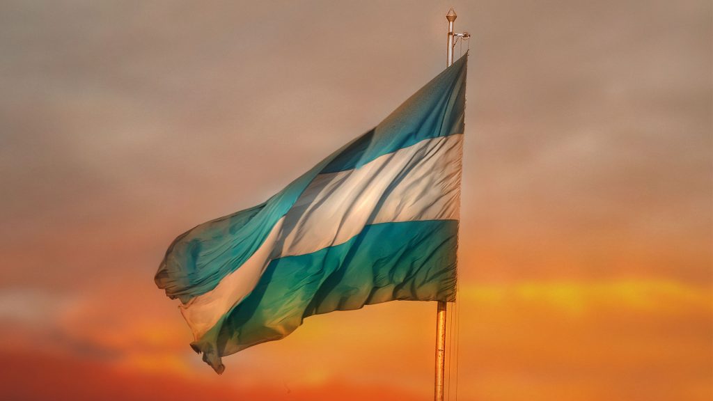 Argentinische Flagge im Sonnenuntergang
