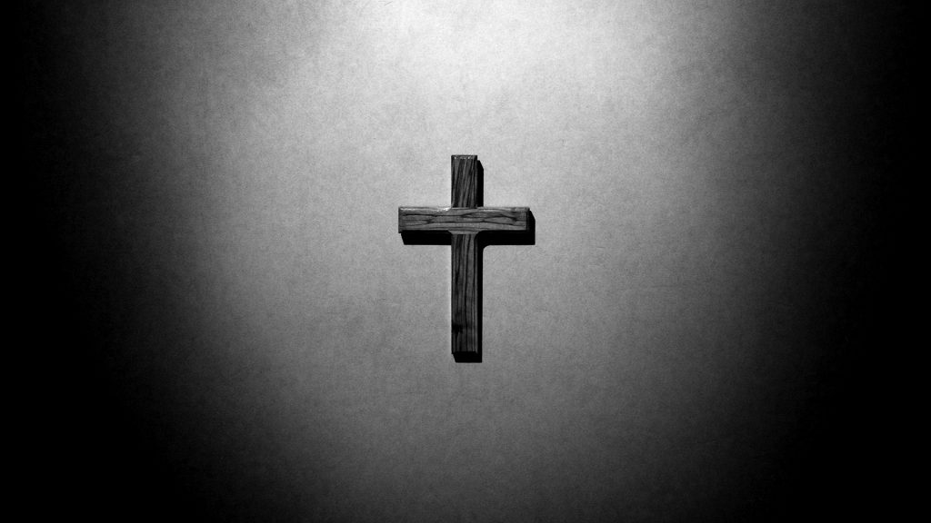 Ein Kreuz an der Wand, schwarz-weiß