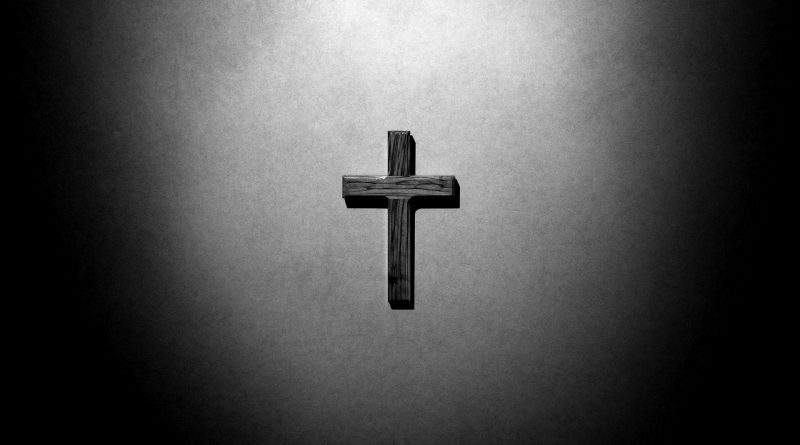 Ein Kreuz an der Wand, schwarz-weiß