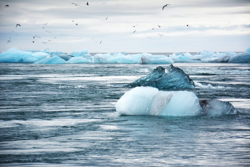 Ein Eisberg im Wasser