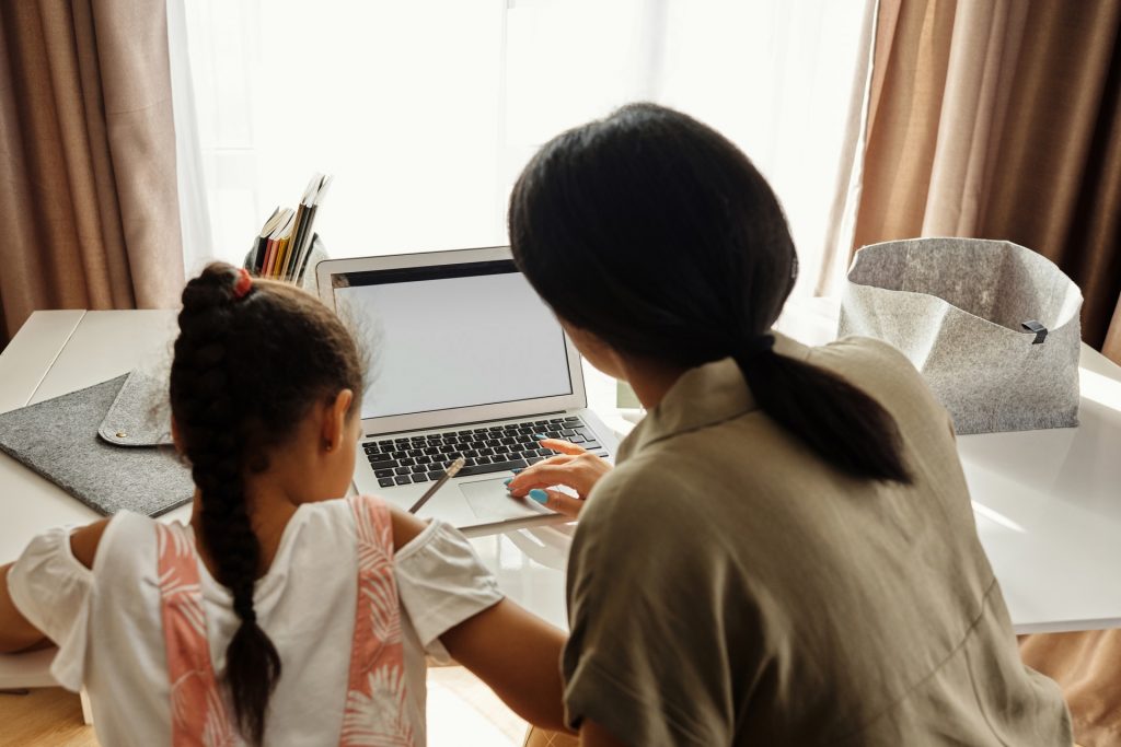 Mutter und Tochter vor dem Laptop