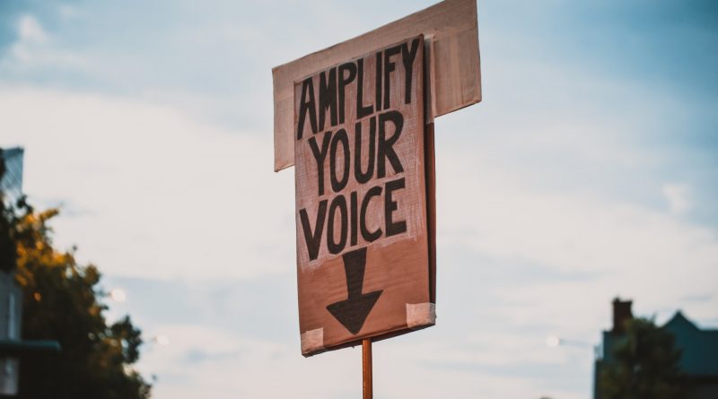 Demoschild "Amplify your Voice"