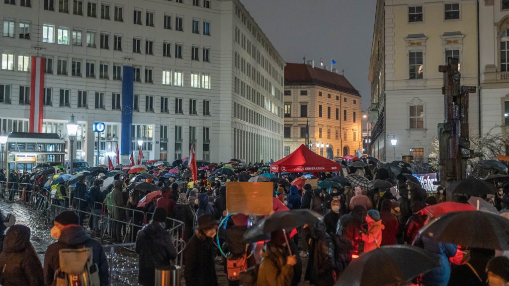 Demonstration am Minoritenplatz in Wien