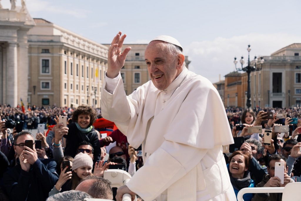 Papst Franziskus winkt