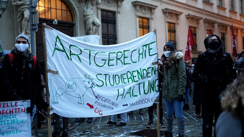 Demo-Plakat: "Artgerechte Studierenden-Haltung"