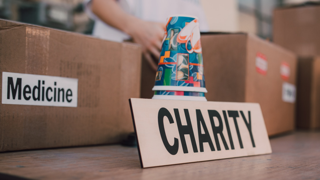 Schild mit der Aufschrift "Charity"