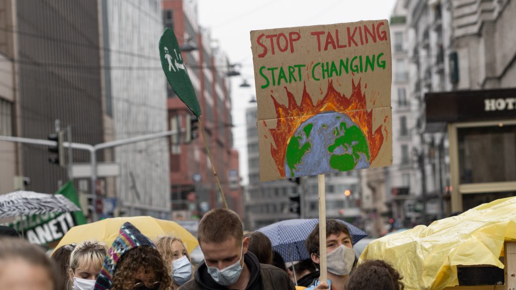Demoschild: Stop talking, start changing