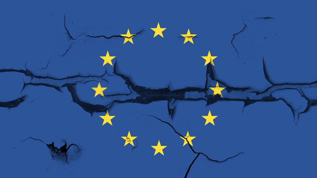 EU-Flagge mit Rissen
