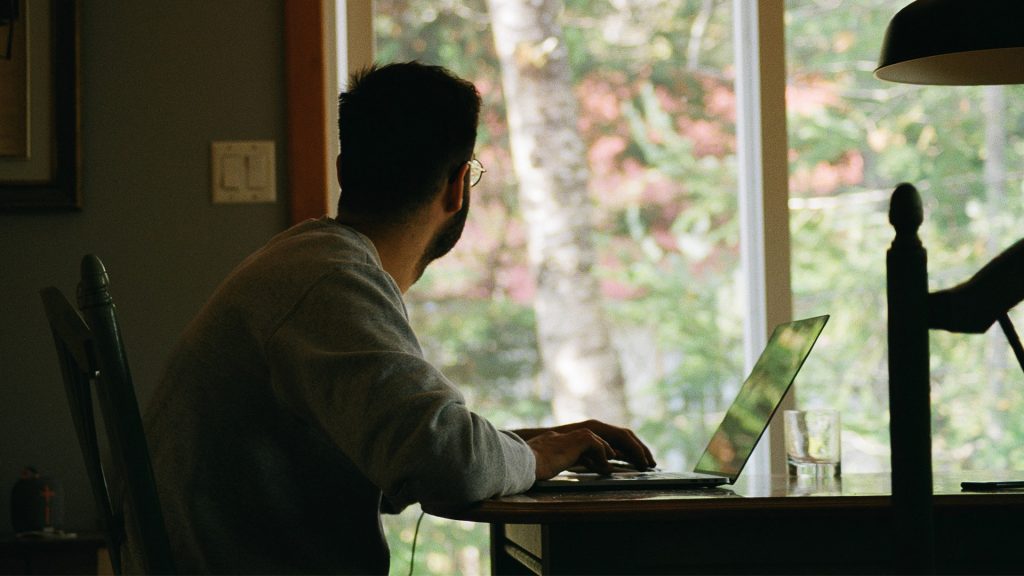 Silhouette eines Mannes im Homeoffice