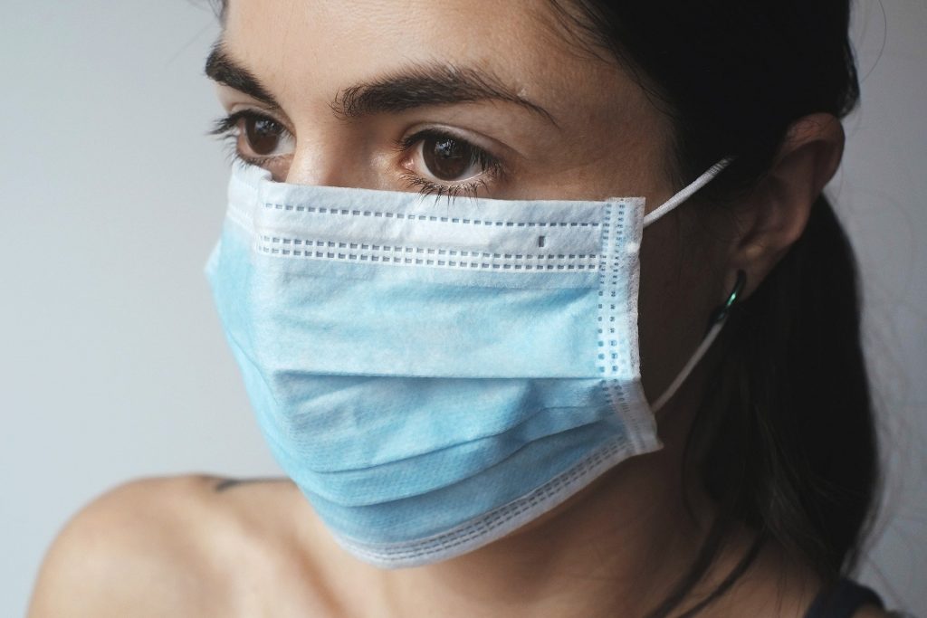 Frau mit OP-Maske