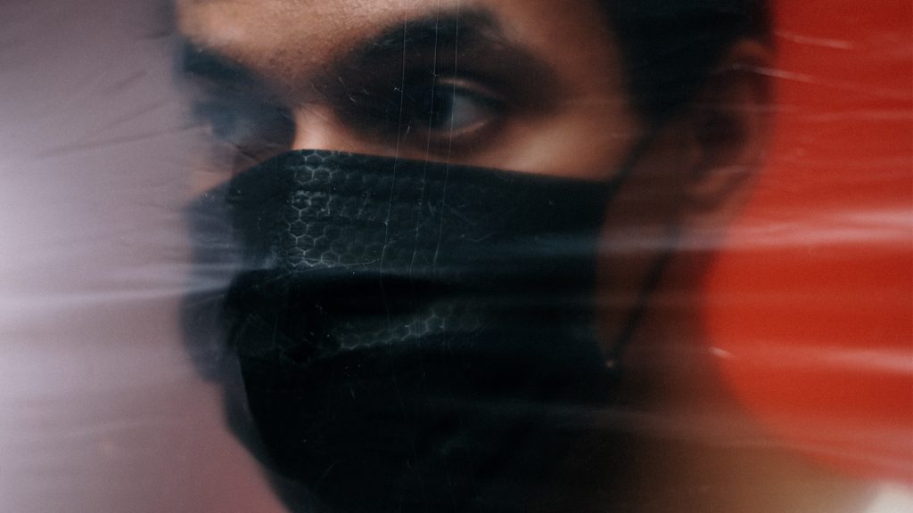 Mann mit schwarzer Maske