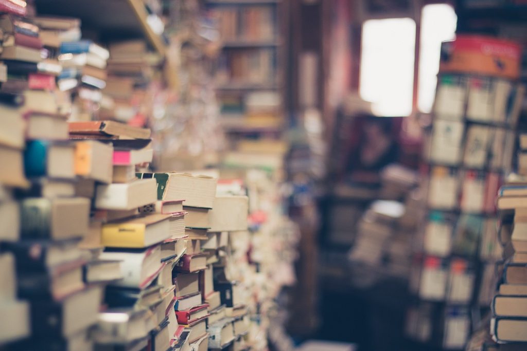 Viele viele Bücher auf Stapeln