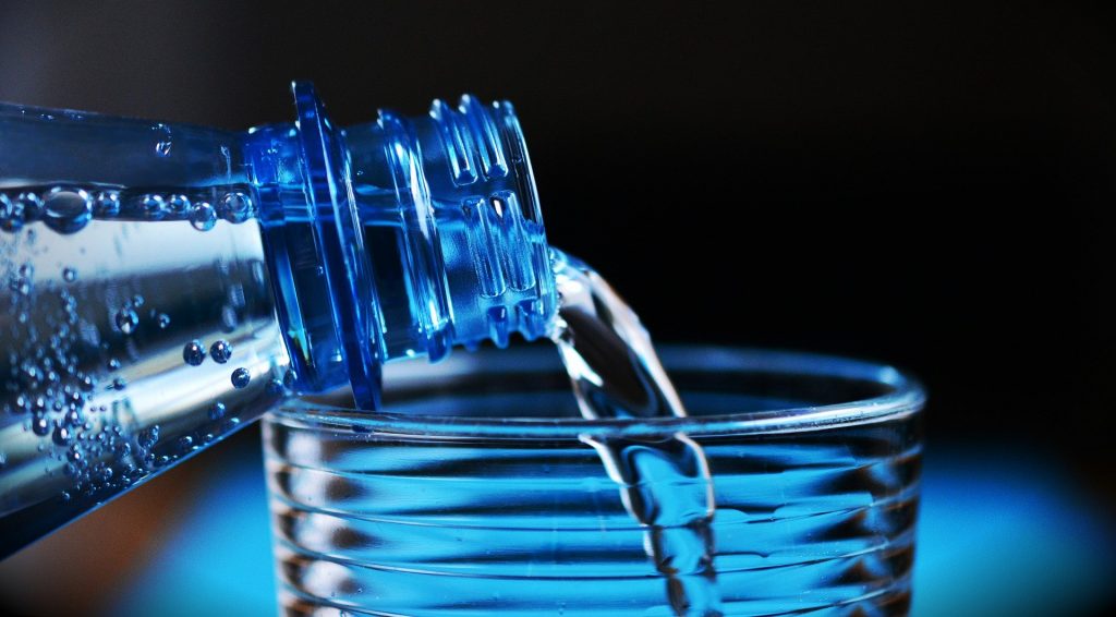 Wasser in ein Glas