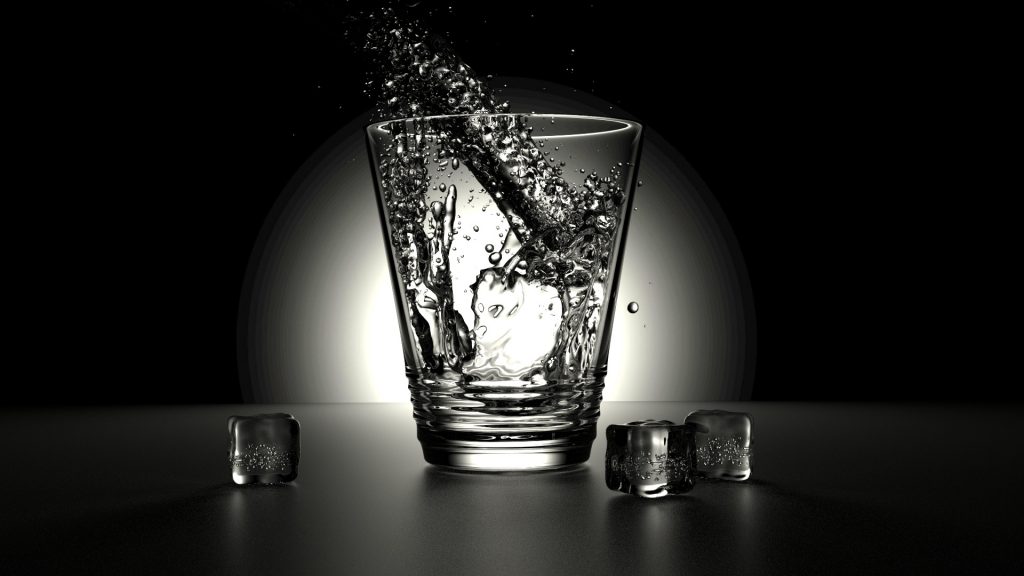Wasser in ein Glas (schwarz-weiß)