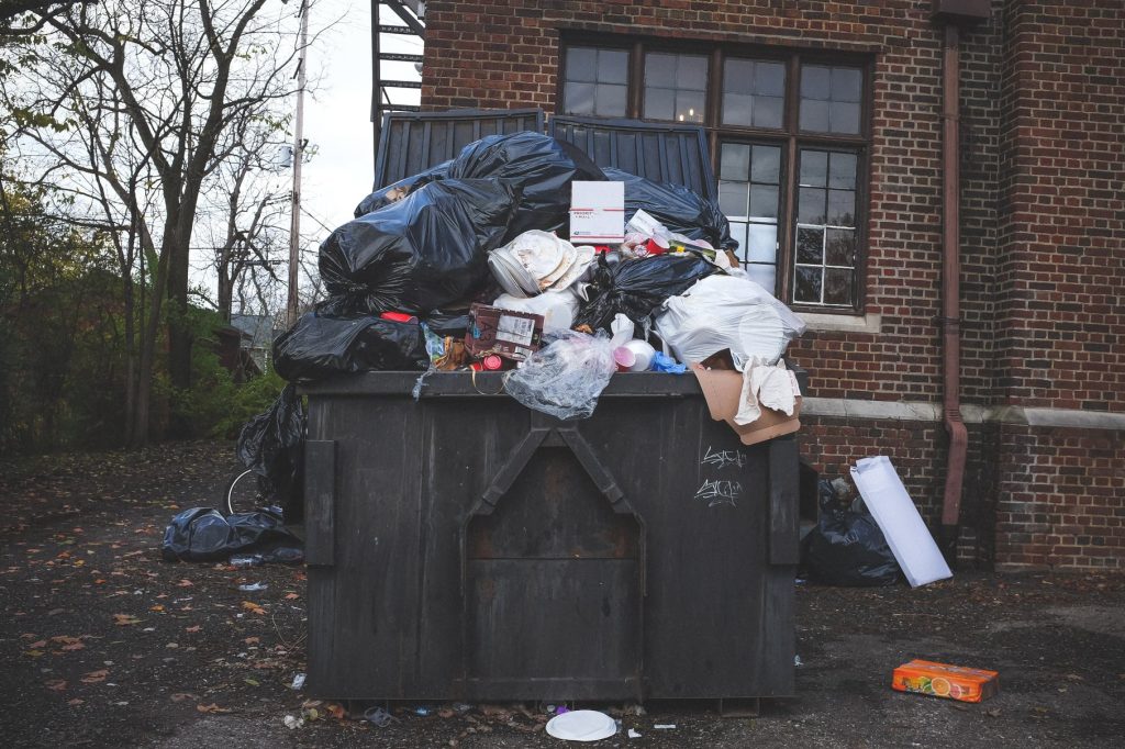 Ein überfüllter Müllcontainer