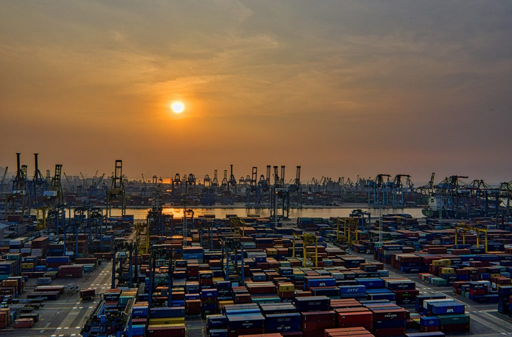 Ein Hafen mit vielen Containern