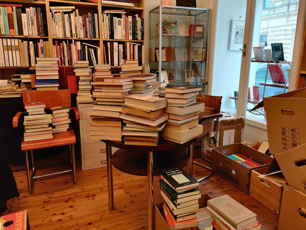 Ein Raum voll mit Büchern