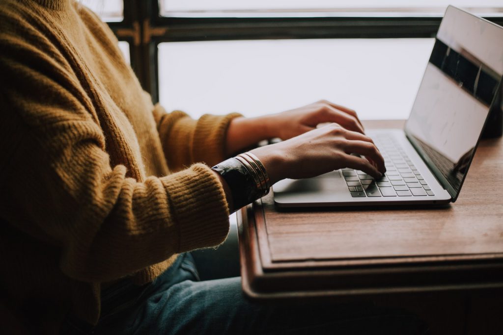 Person sitzt am Laptop