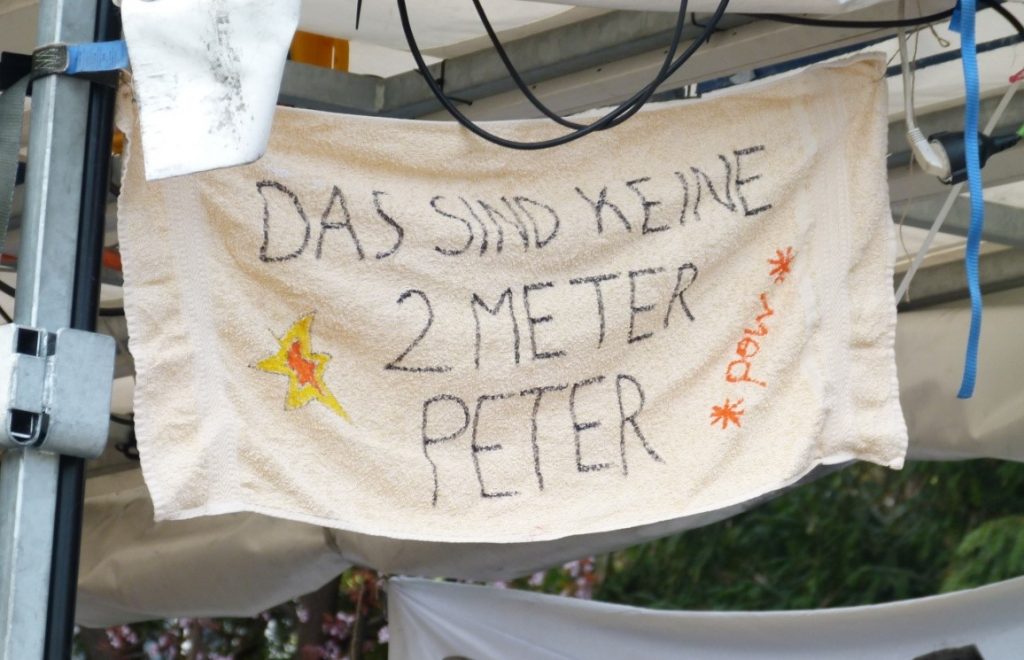 Demoplakat: "Das sind keine 2 Meter Peter"