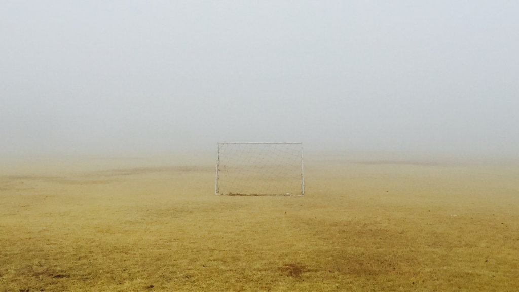 Kleines Fußballtor auf Feld im Nebel