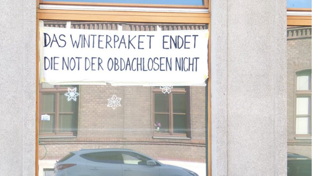 Plakat in der Gudrunstraße: "Das Winterpaket endet die Not der Obdachlosen nicht!"