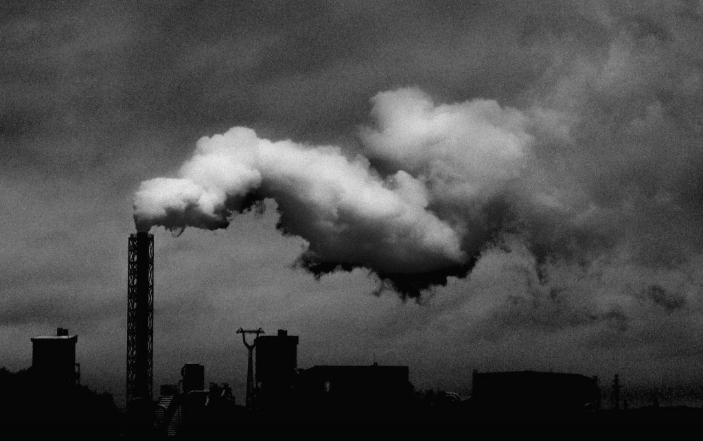 Fabrik, Rauch aus Schornstein in schwarz/weiß