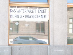 Plakat: "Das Winterpaket endet die Not der Obdachlosen nicht"