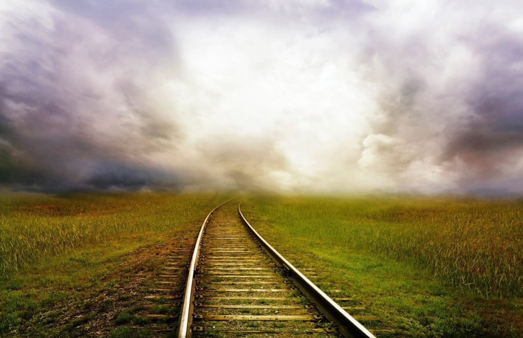 Eisenbahnschiene in einer utopischen Landschaft
